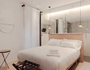 Cama de matrimonio tras la reforma del hostal The Match Madrid.