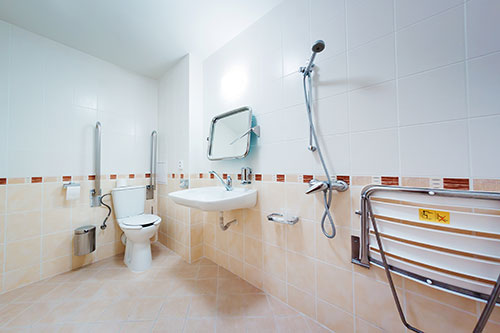 Cuarto de baño adaptado en la reforma de una vivienda para personas con discapacidad.