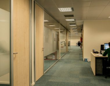 Reforma de oficinas en Madrid: una empresa moderna en Aravaca