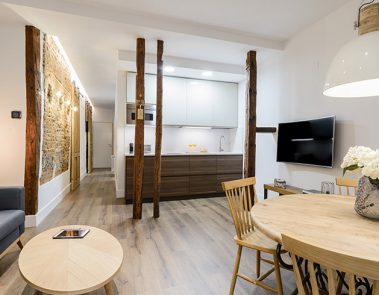 Observamos el estilo impecable de la reforma integral en el salón